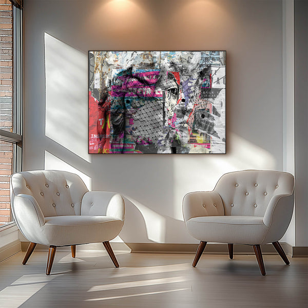 Das Bild zeigt zwei beigefarbene Sessel vor einer hellen Wand , an der ein farbenfrohes, abstraktes Akustikbild hängt. Natürliches Licht fällt durch ein großes Fenster und erzeugt eine warme Atmosphäre.