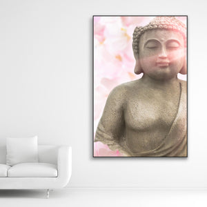 Tysta Akustikbild Asien Buddha mit Buddhastatue und rosa Kirschblüten. Schwarzer Bilderrahmen im Hochformat neben weißem Sofa.