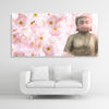 Tysta Akustikbild Asien Buddha mit Buddhastatue und rosa Kirschblüten. Weißer Bilderrahmen im Querformat 2 zu 1 über weißem Sofa.
