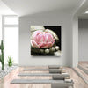 Heller Yogaraum mit Sportmatten, Pflanzen und Tysta Akustikbild mit einer Buddhahand und einzelner Lotusblüte. Weißer, quadratischer Bilderrahmen.