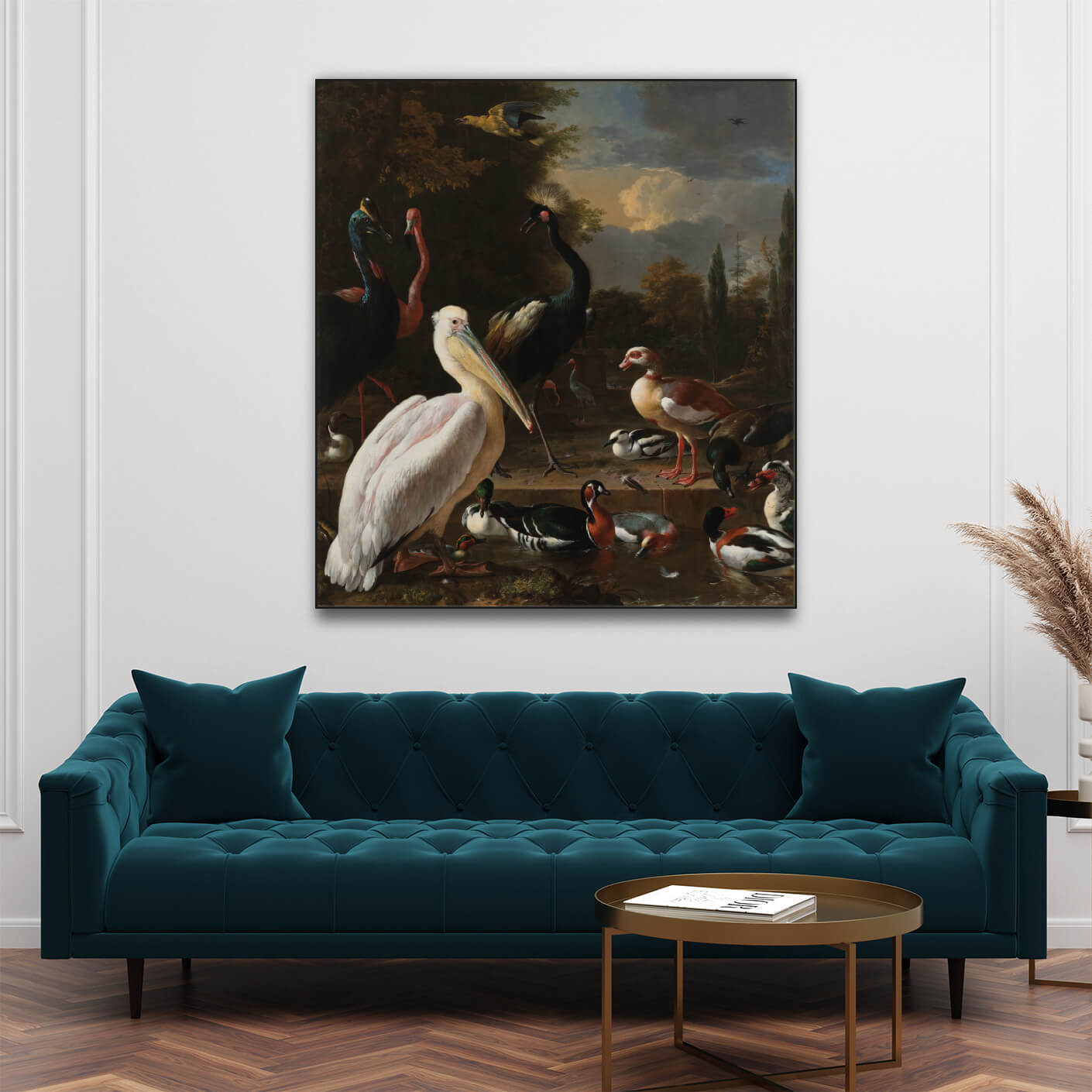 Grünes Sofa, Beistelltisch und Schallschutzbild im Hochformat mit Enten, Pfauen und einem Pelikan im schwarzem Bilderrahmen.