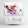 Akustikbild mit transparenten, verblühten Mohnblüten und weißem Bilderrahmen im Querformat 3 zu 2 über weißem Sofa.