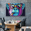 Modernes Büro mit grauer Backsteinwand und Tysta Akustikbild eines poppigen Affengesichts mit qualmender Zigarre und Sonnenbrille. Weißer Bilderrahmen im Querformat 3 zu 2.