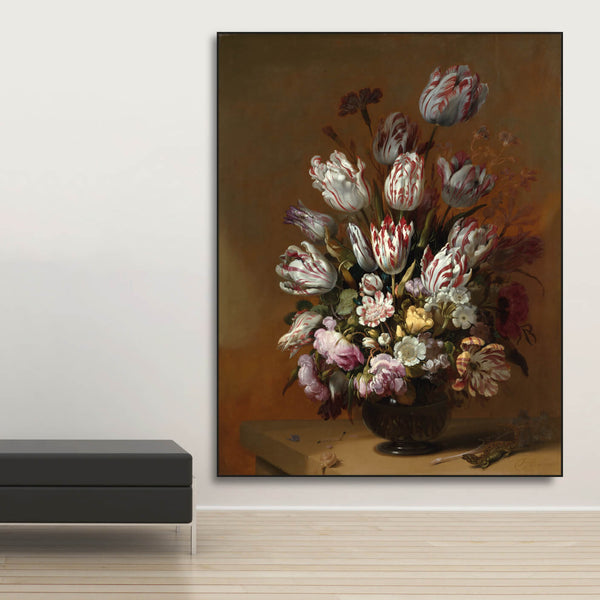 Akustikbild mit Blumenbouquet aus Tulpen im schwarzen Rahmen neben Sitzbank.