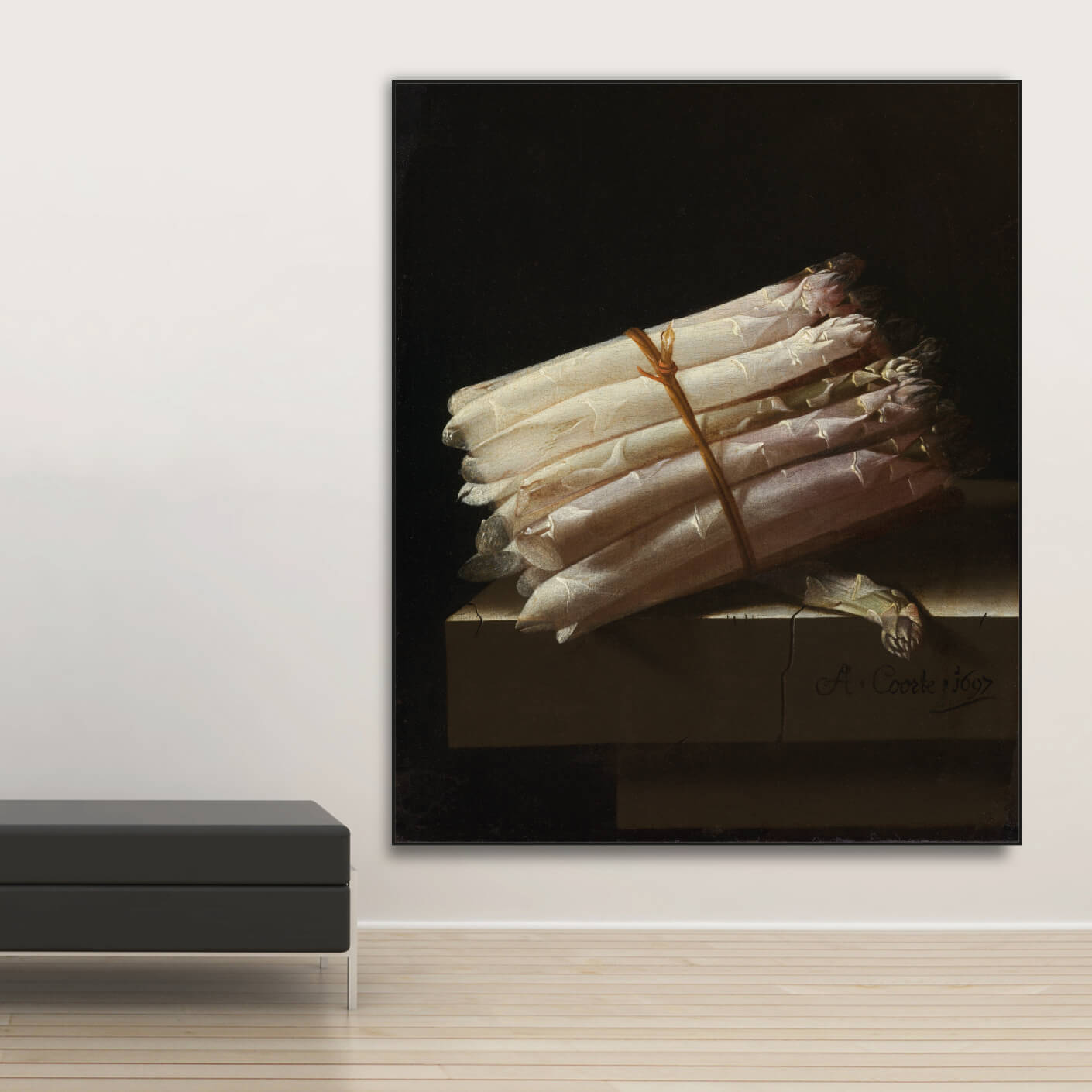 Akustikbild im Hochformat mit gebündeltem Spargel und schwarzem Rahmen neben Sitzbank.