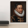 Schallabsorberbild im Hochformat mit Männerportrait im historischen Gewand mit schwarzem Rahmen neben Sitzbank.