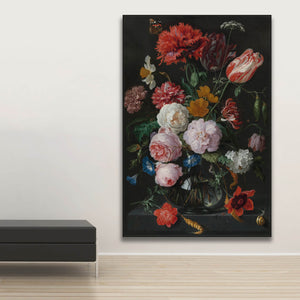 Schallabsorberbild mit Blumenstrauß in einer Glasvase im schwarzem Bilderrahmen neben Sitzbank.