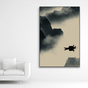 Schallschutzbild mit schwarzem Rahmen im Hochformat und Fischerboot, Vogelschwarm und Wälder im Nebel neben weißem Sofa.