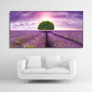 Schallschutzbild Dreamy mit Lavendelfeld, lila farbenen Himmel und Baum. Schwarzer Rahmen im Querformat 2 zu 1 über weißem Sofa.