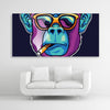 Tysta Akustikbild eines poppigen Affengesichts mit qualmender Zigarre und Sonnenbrille. Weißer Bilderrahmen im Querformat 2 zu 1 über weißem Sofa.