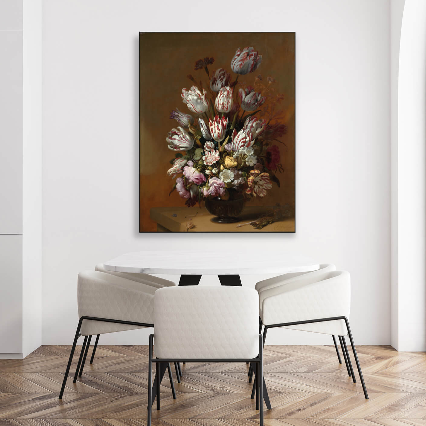 Helle Sitzgruppe mit Akustikbild mit Blumenbouquet aus Tulpen im schwarzen Rahmen.