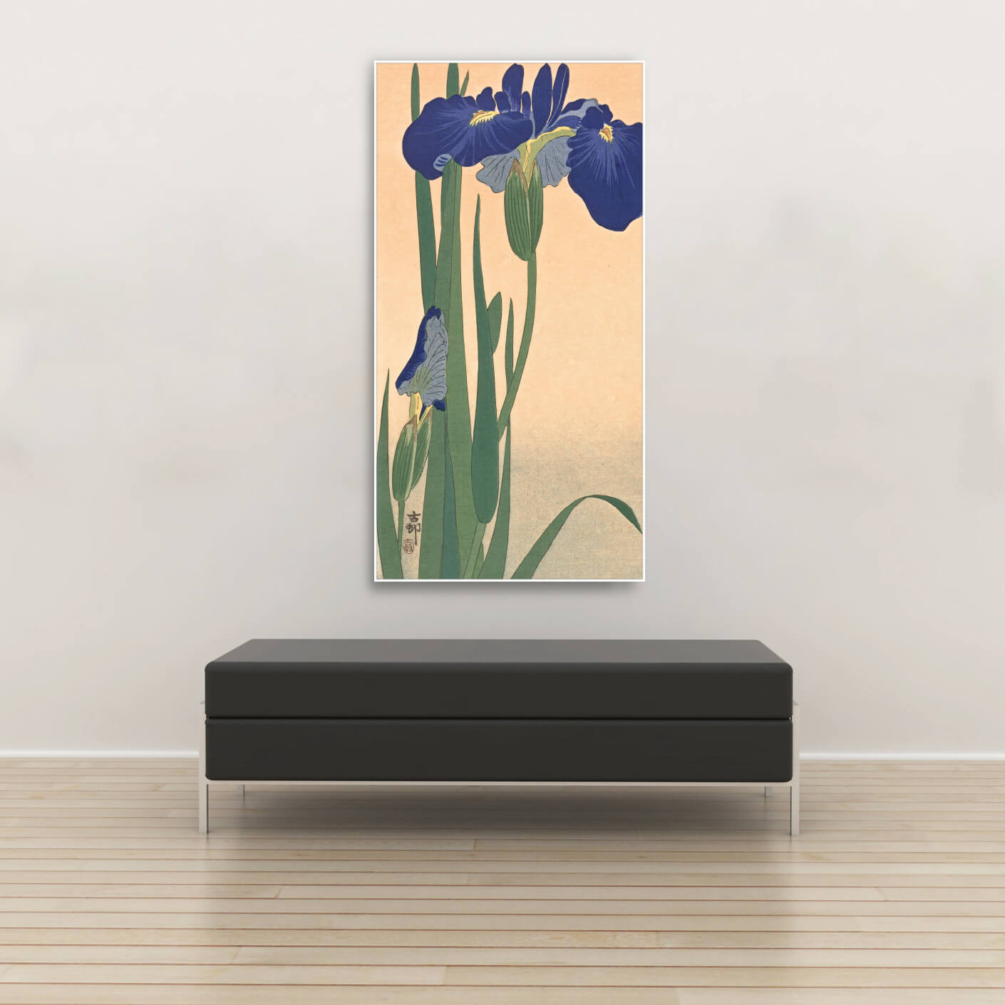 Tysta Akustikbild mit blauen Blumen, weißem Bilderrahmen im Hochformat über Sitzbank.