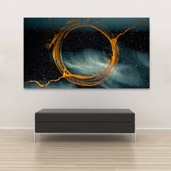 Ein abstraktes Gemälde mit einem goldenen Ring auf einem dunklen Hintergrund. Der Ring ist von goldenen Spritzern umgeben und scheint über dem Hintergrund zu schweben. Bildformat 160x90cm.