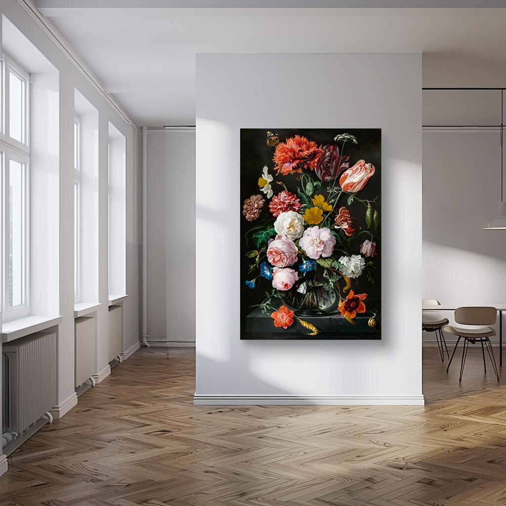 Ein großer Kunstdruck eines Blumen-Stilllebens in einer Vase steht an der Wand eines hellen, modernen Wohnzimmers. Das Gemälde zeigt eine Vielzahl von Blumen in verschiedenen Farben, darunter Rosen, Tulpen und Nelken. Der Hintergrund ist dunkel, was die leuchtenden Farben der Blumen hervorhebt.