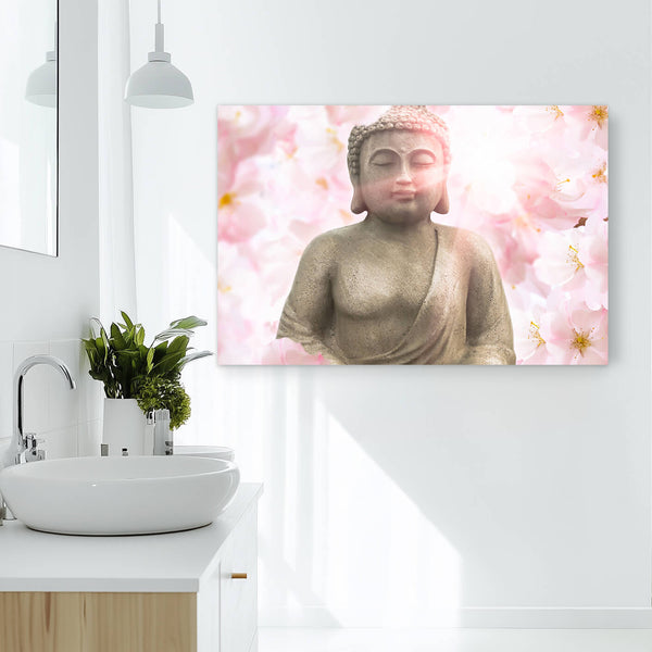 Ein weiße Waschtisch steht in einem hellen modernen Badezimmer. Im Fokus hängt ein Gemälde einer Buddha Statue, die mit geschlossenen Augen in mitten von Kirschblüten sitzt. Warme Braun- und Rosatöne bestimmen das Bild.