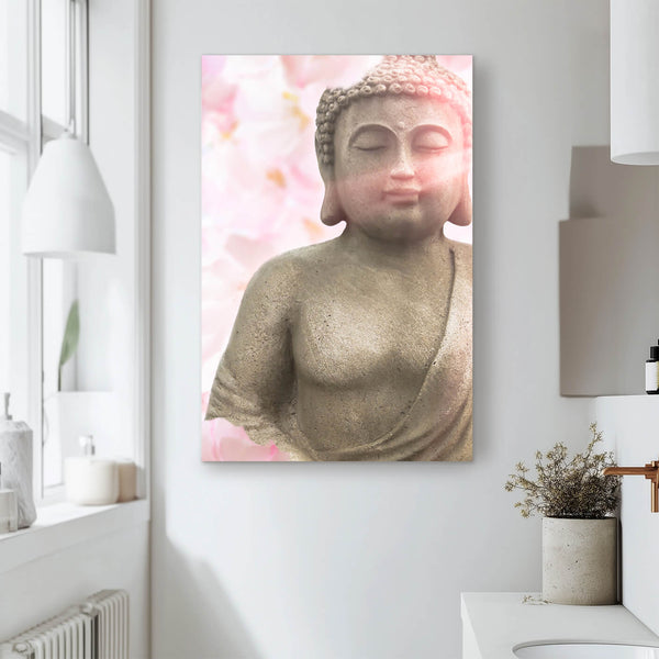 Modernes Badezimmer mit Waschtisch und weißer Pendelleuchte. Eine Großaufnahme einer Buddha Statue hängt an der Wand, die mit geschlossenen Augen in mitten von Kirschblüten sitzt. Warme Braun- und Rosatöne bestimmen das vertikale Bild.