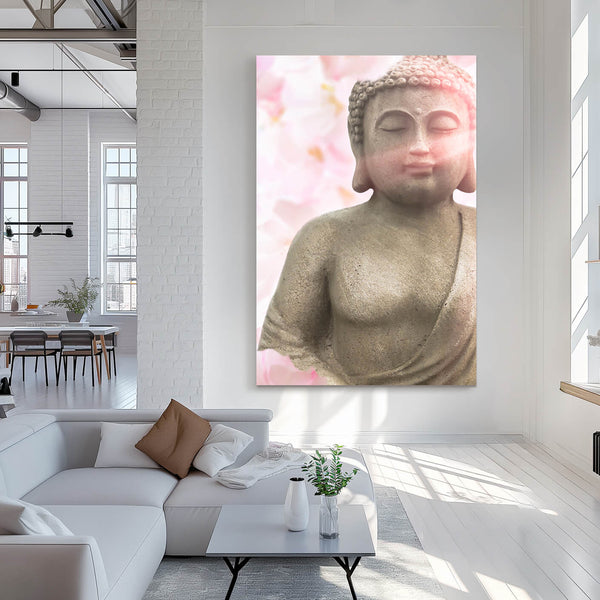 Helles Wohnzimmer mit weißer Couch. An der Wand hängt ein Akustikbild mit einer Buddhastatue, die von zart rosafarbenen Kirschblüten umgeben ist.  Im Hintergrund sieht man einen Esstisch.