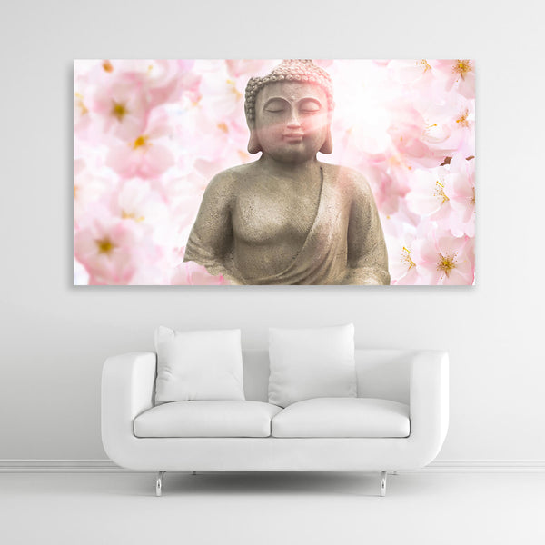 Großaufnahme einer Buddha Statue, die mit geschlossenen Augen in mitten von Kirschblüten sitzt. Warme Braun- und Rosatöne bestimmen das Bild. Bildformat 160x90cm.