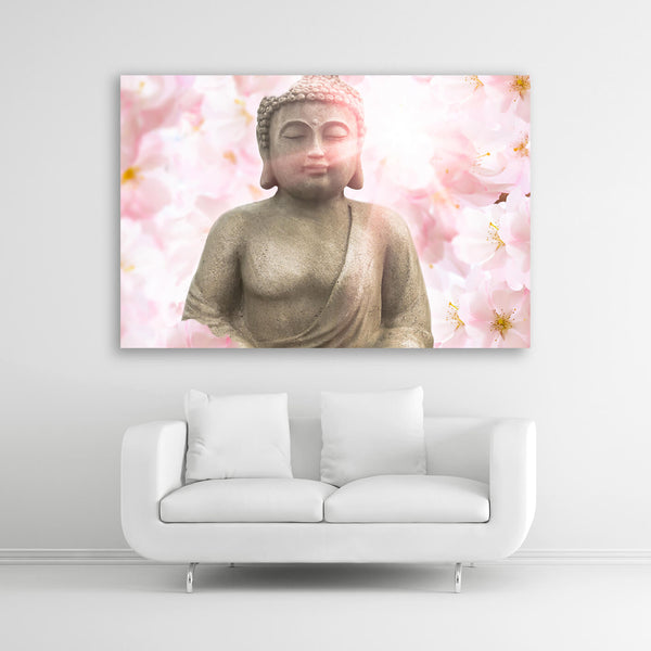 Eine Buddhastatue, die von zart rosafarbenen Kirschblüten umgeben ist. Die Farben sind gedämpft und natürlich, was ein Gefühl von Ruhe und Gelassenheit vermittelt. Bildformat 3 zu 2..