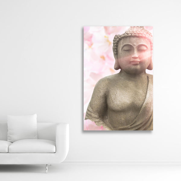 Eine Buddhastatue, die von zart rosafarbenen Kirschblüten umgeben ist. Die Farben sind gedämpft und natürlich, was ein Gefühl von Ruhe und Gelassenheit vermittelt.  Bildformat 2 zu 3.