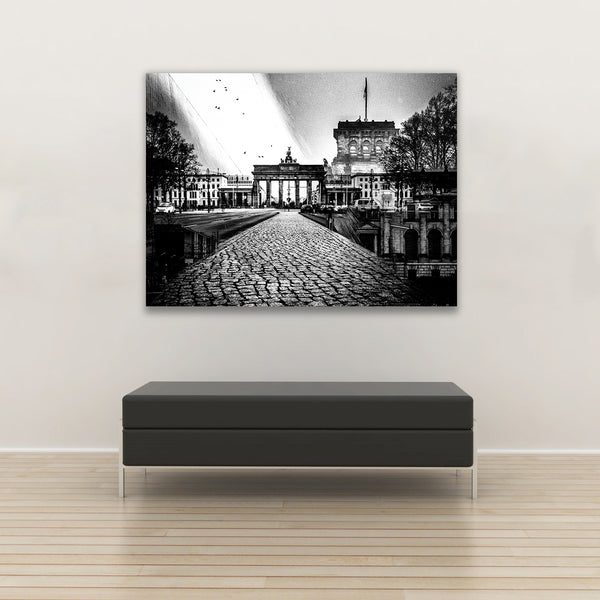  Acrylglasbild mit künstlerischer Interpretation des Brandenburger Tors in Berlin. Die Schwarz-Weiß-Optik und die Doppelbelichtungstechnik verleihen dem Wahrzeichen eine mystische Atmosphäre.