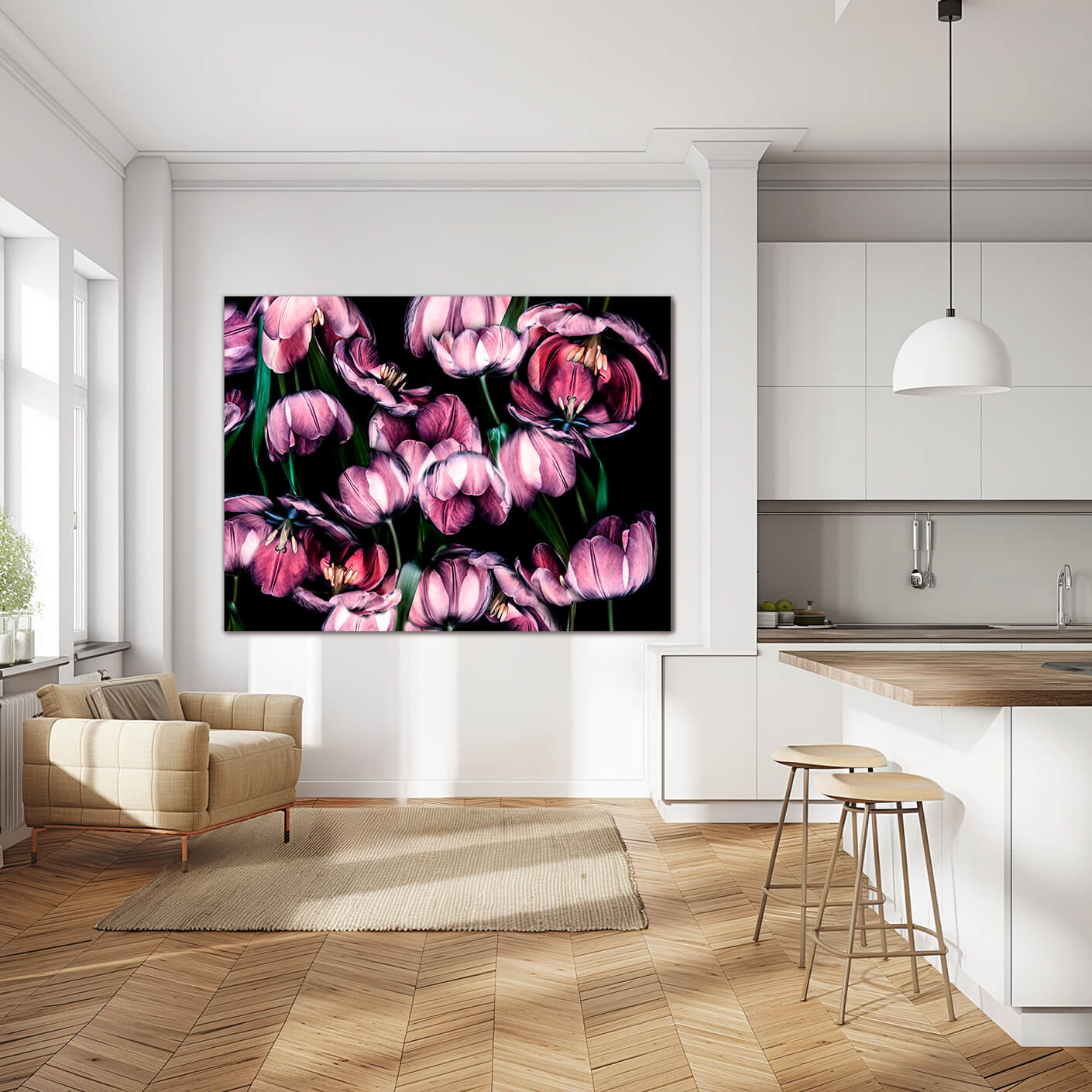 Ein großes Wandbild mit lila Tulpen auf schwarzem Hintergrund hängt an der Wand einer modernen Wohnküche mit beigefarbener Couch und Holzfußboden.