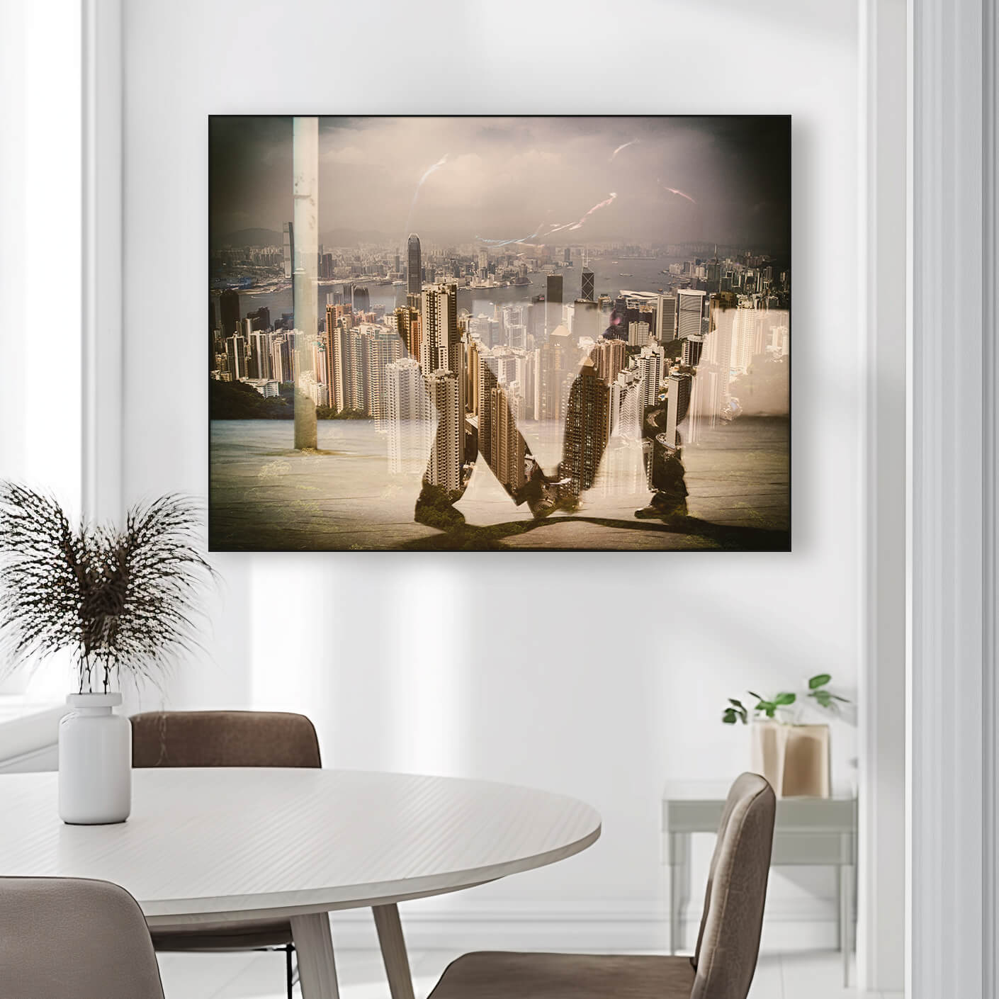 Eine beeindruckende Fotocollage von Hongkong, das die Skyline der Stadt mit Wolkenkratzern zeigt, die sich in der Ferne erheben. Im Vordergrund stehen zwei Personen, die einen traditionellen Kampfkunsttanz ausführen, die die Skyline teilweise verdecken. Das Bild hat einen Vintage-Effekt, der ihm ein nostalgisches Gefühl verleiht. Es hängt in einem Esszimmer mit einem hellen Tisch und drei Stühlen.