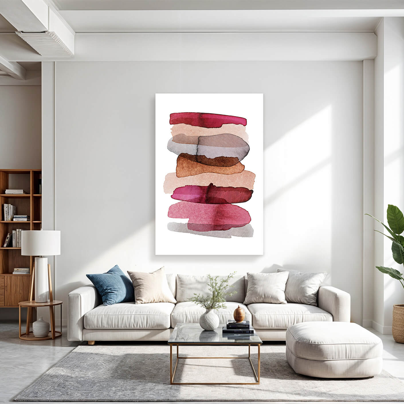 Abstraktes Aquarellgemälde mit übereinanderliegenden Pinselstrichen in verschiedenen Rosa-, Rot- und Brauntönen. Das Bild hängt an einer weißen Wand über einem grauen Sofa in einem hellen, modernen Wohnzimmer.