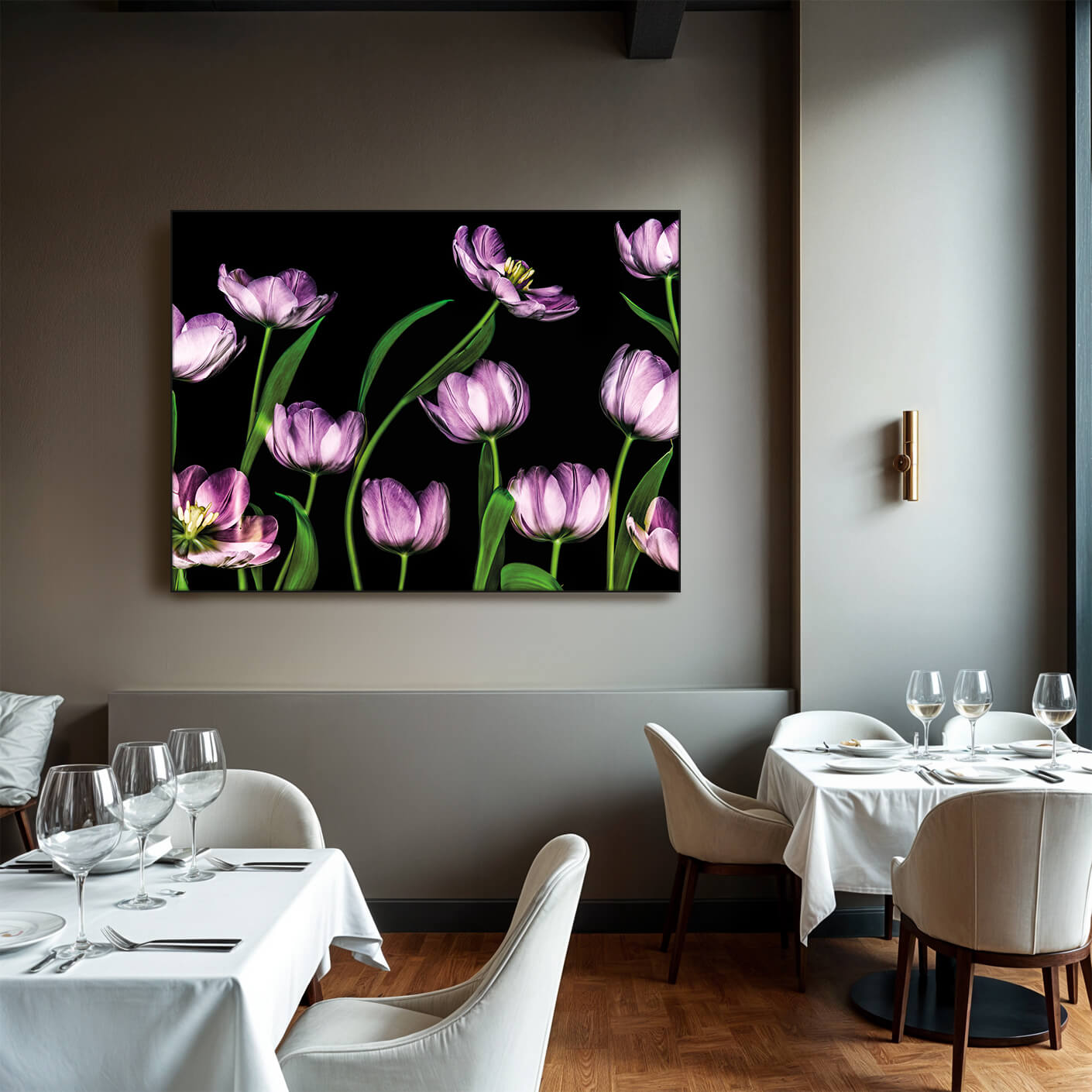 Ein elegantes Restaurant mit einem großen Gemälde an der Wand. Das Gemälde zeigt mehrere lila Tulpen mit grünen Stängeln auf schwarzem Hintergrund. Im Vordergrund sind weiß gedeckte Tische mit Stühlen zu sehen.