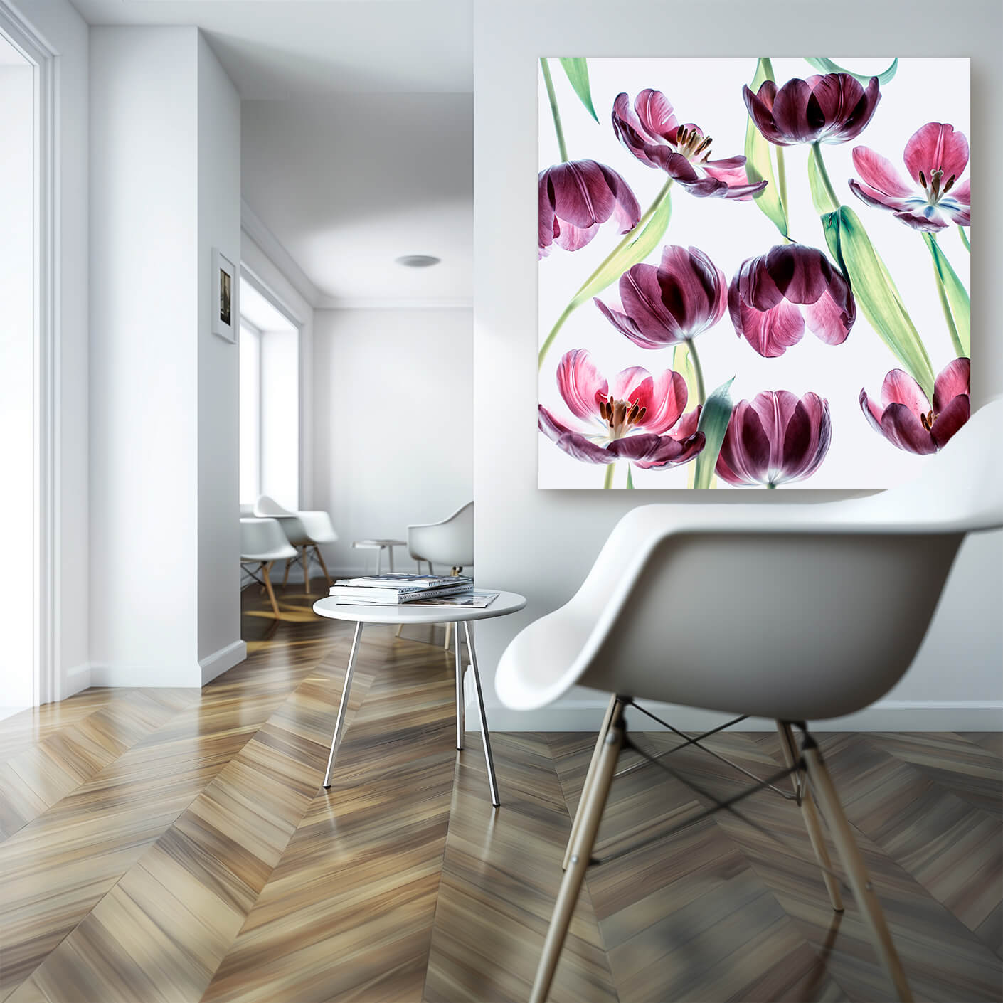 Helles Wartezimmer mit weißen Stühlen auf Parkettboden. An der Wand hängt ein quadratisches Gemälde mit einer Fotokomposition aus violetten Tulpenblüten auf hellem Hintergrund. Die zarten Blütenblätter und die sanfte Farbgebung erschaffen ein harmonisches Gesamtkonzept.