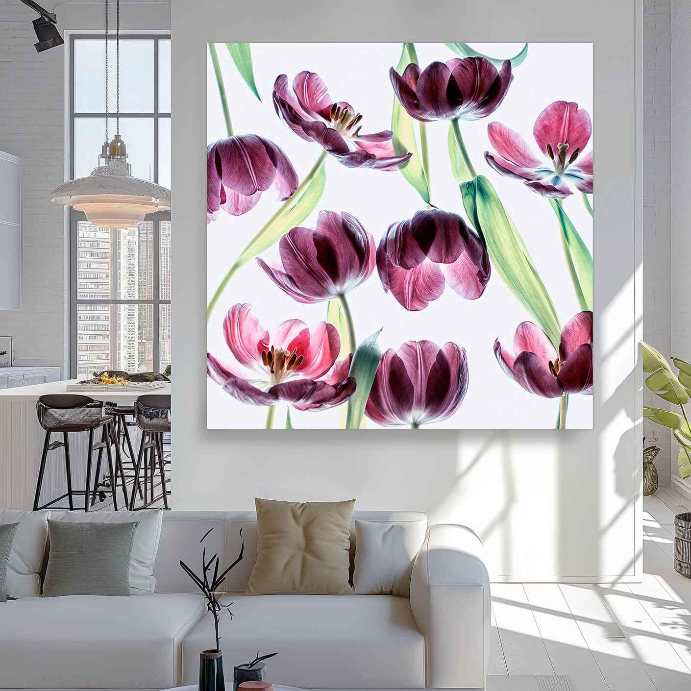 Ein modernes Wandbild mit lila Tulpen auf weißem Hintergrund. Die Tulpen sind in verschiedenen Winkeln dargestellt, ihre Blütenblätter sind teilweise transparent, was einen einzigartigen und ätherischen Effekt erzeugt. Das Bild hängt an einer weißen Wand über einem beigen Sofa in einem hellen Wohnzimmer.