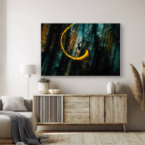 Abstraktes Gemälde mit einem dynamischen goldenen Bogen auf dunklem Hintergrund. Das Bild zeigt ein horizontales Kunstwerk, das über einem Sideboard in einem modernen Wohnzimmer hängt. Der Hintergrund des Gemäldes ist in dunklen, teils verschwommenen Grüntönen gehalten. Ein leuchtender, goldener Bogen zieht sich über die Leinwand und erzeugt eine kraftvolle Bewegung.