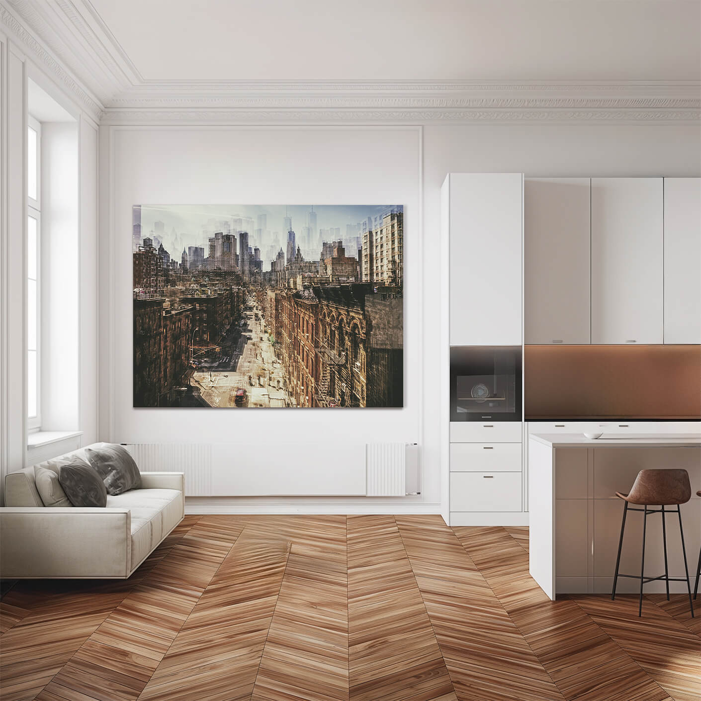 Ein großformatiges Wandbild von New York City mit Blick auf eine belebte Straße und die Skyline von Manhattan hängt in einem modernen Wohnzimmer mit weißem Sofa und Holzfußboden. 