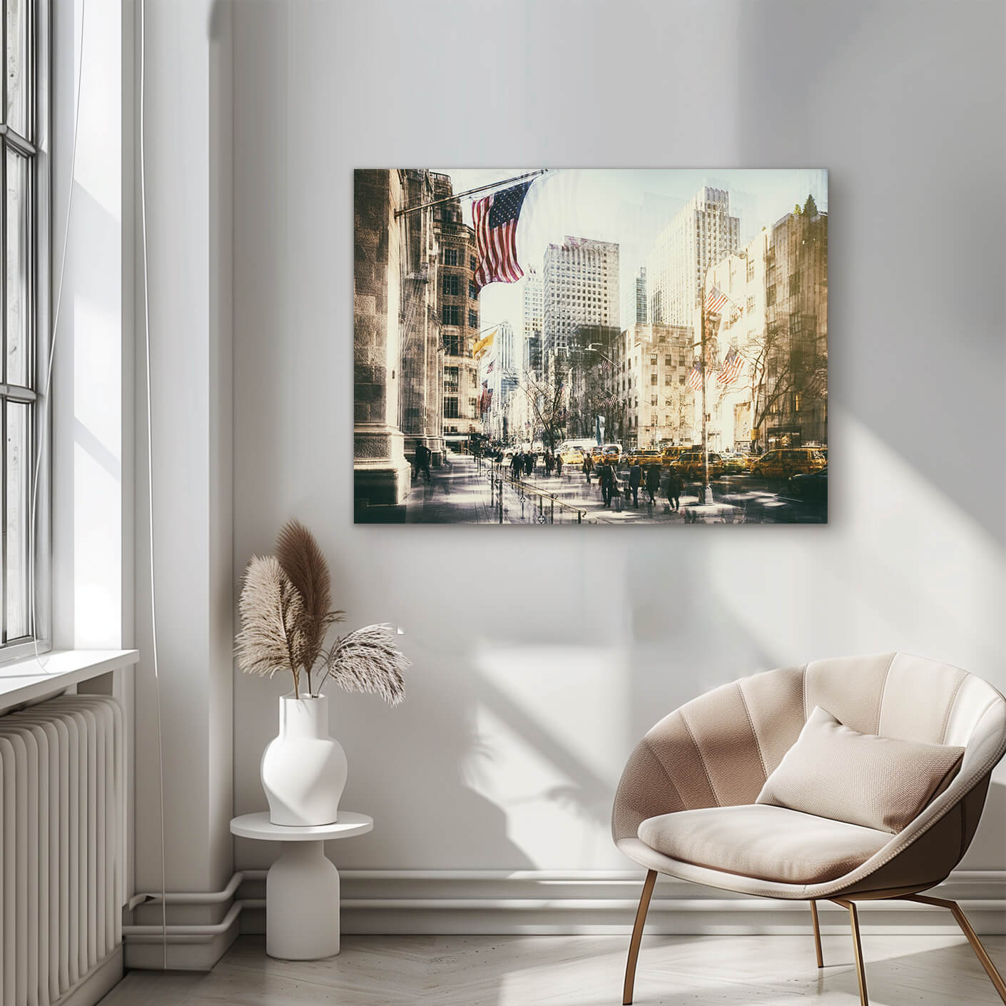 Ein heller Raum mit einem Stuhl und einer Fotocollage an der Wand, die belebte Stadtstraßen in New York City mit verschwommenen Fußgängern und einer amerikanischen Flagge, die über der Szene weht, zeigt