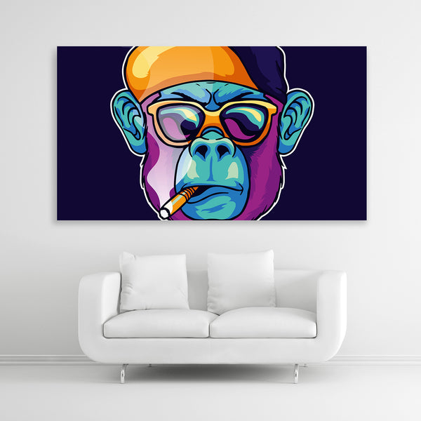 Ein farbenfrohes Pop-Art-Porträt eines coolen Affen mit Sonnenbrille und Kappe, der eine Zigarette raucht. Bildformat 160x90cm.