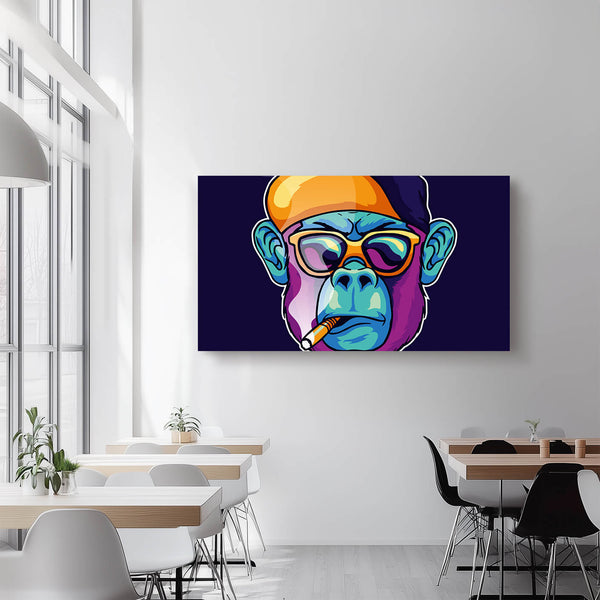 Ein farbenfrohes Pop-Art-Porträt eines coolen Affen mit Sonnenbrille und Kappe, der eine Zigarette raucht. Das Bild hängt an einer weißen Wand in einem modernen Essbereich mit Holztischen und schwarzen Stühlen .