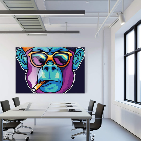 Ein heller Konferenzraum mit zwei weißen Tischen, dunklen Stühlen und Laptops. An der Wand hängt im Fokus ein Pop-Art-Porträt eines Affen mit Sonnenbrille und Zigarette im Mund. Kräftige Farben und grafische Elemente erzeugen einen coolen, urbanen Look.