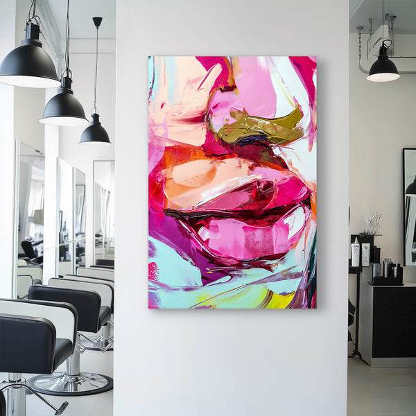 Ein großes, vertikales Gemälde hängt an einer weißen Wand in einem Friseursalon. Das Bild zeigt ein abstraktes Gesicht, wobei der Fokus auf den Lippen liegt, die in einem kräftigen Pinkton gemalt sind. Die Farben des Gemäldes sind leuchtend und kontrastreich, mit Pinselstrichen in Pink, Rot, Gelb und Türkis. Im Hintergrund sind schwarze Friseurstühle und Spiegel zu sehen, die den modernen Stil des Salons unterstreichen..