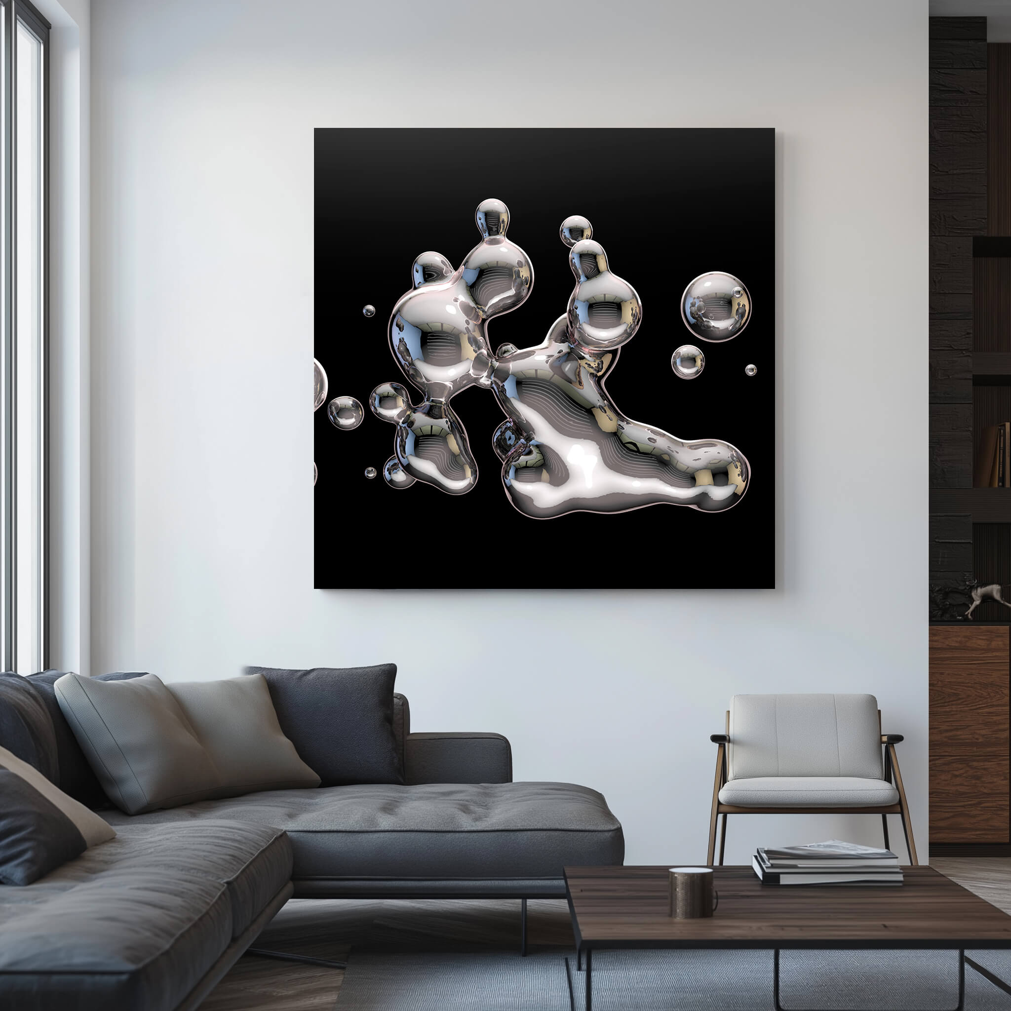 Moderner Wohnbereich mit grauem Sofa und beigen Stuhl. An der Wand hängt ein quadratisches Akustikbild mit einer abstrakten Darstellung glänzender, metallischer Tropfen auf schwarzem Hintergrund.