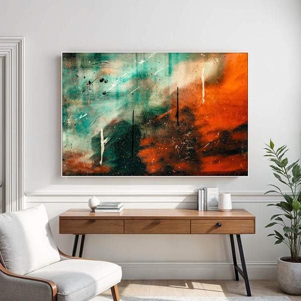 Abstraktes Gemälde in lebendigen Farben: Türkis, Orange und Schwarz. Das Bild zeigt ein großes, horizontales Kunstwerk, das über einem hölzernen Sideboard an einer weißen Wand hängt. Der Hintergrund ist in sanften, erdigen Tönen gehalten. Darüber dominieren kräftige Farbspritzer und -verläufe in Türkis, Orange und Schwarz, die eine dynamische und kontrastreiche Komposition bilden.