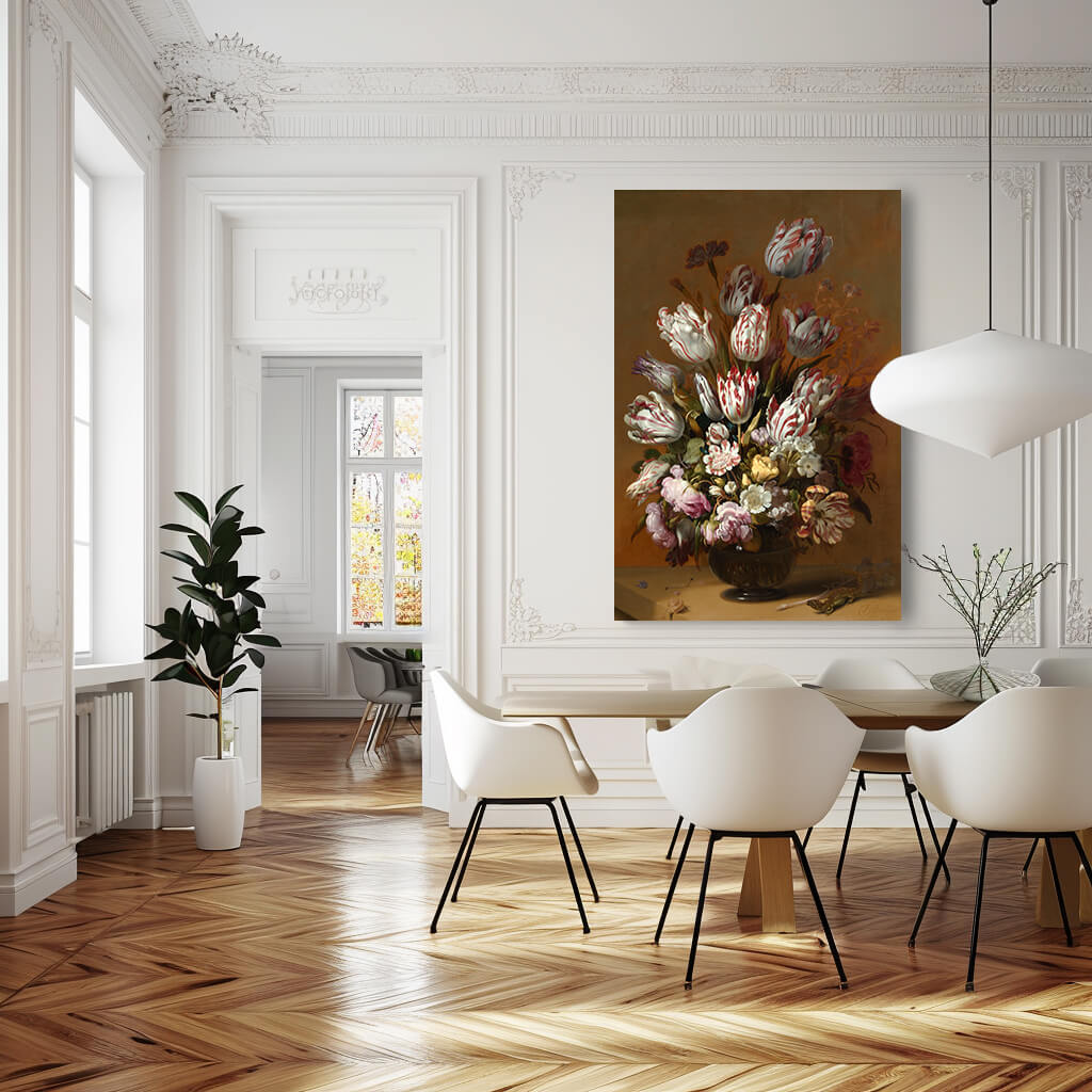 Ein großes Akustikbild eines Stilllebens mit Blumen von Hans Bollongier hängt an der Wand eines eleganten Esszimmers mit weißen Möbeln und Holzfußboden. Das Gemälde zeigt einen Strauß farbenfroher Blumen in einer Vase, darunter Tulpen, Rosen und Nelken.