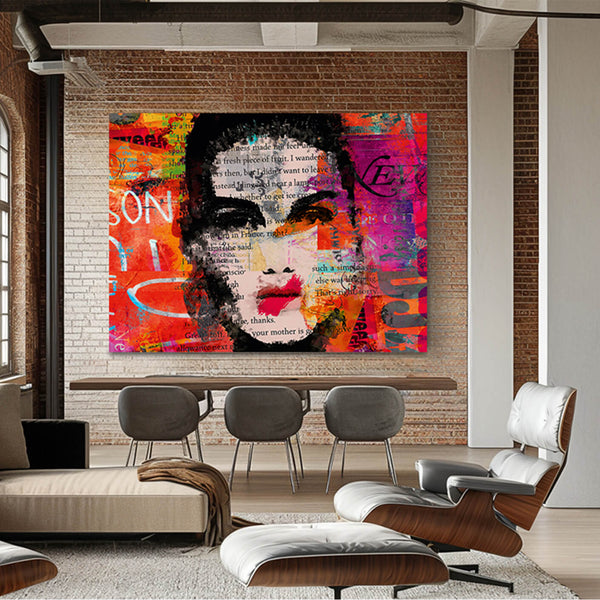 Buntes Akustikbild im Pop-Art-Stil mit Textfragmenten und einem Frauenporträt in Rot-, Orange- und Pinktönen. Das Bild hängt an einer Ziegelwand in einem modernen Loft.