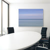 Heller, moderner Konferenzraum und Akustikbild Silent Ocean 3 von Tan Kulali mit abstrakten Horizont in Blautönen. Querformat mit weißem Rahmen.