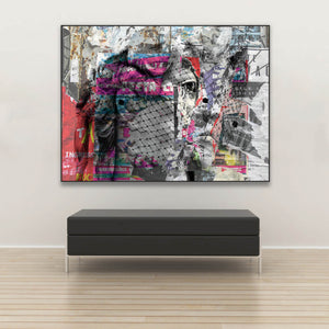 Tysta Akustikbild Feeling confused von Gabi Hampe mit Bildcollage aus Frauengesicht und bunten Zeitungsausschnitten mit schwarzem Rahmen im Querformat über Sitzbank.