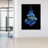 Tysta Akustikbild Flowers Blue von Tan Kulali mit blauer Blüte für Coworking Spaces. Hochformat mit schwarzem Rahmen