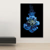Tysta Akustikbild Flowers Blue von Tan Kulali mit blauer Blüte auf schwarzem Hintergrund. Hochformat 3 zu 2 mit weißem Rahmen