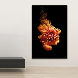 Akustikbild Flowers Orange von Tan Kulali mit orangener Blüte auf schwarzem Hintergrund. Hochformat 3 zu 2 mit schwarzem Rahmen