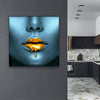 Moderne, helle Küche mit Tysta Akustikbild Golden Lips mit blauem, weiblichen Gesicht mit goldener, flüssigen Farbe auf den Lippen. Schwarzer Rahmen im Quadrat..