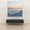 Akustikbild Silent Ocean I von Tan Kulali mit abstrakten Horizont bei Sonnenaufgang. Quadratisch mit weißem Rahmen über Sitzbank.
