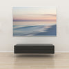 Akustikbild Silent Ocean I von Tan Kulali mit abstrakten Horizont bei Sonnenaufgang. Querformat 3 zu 2 mit weißem Rahmen über Sitzbank.